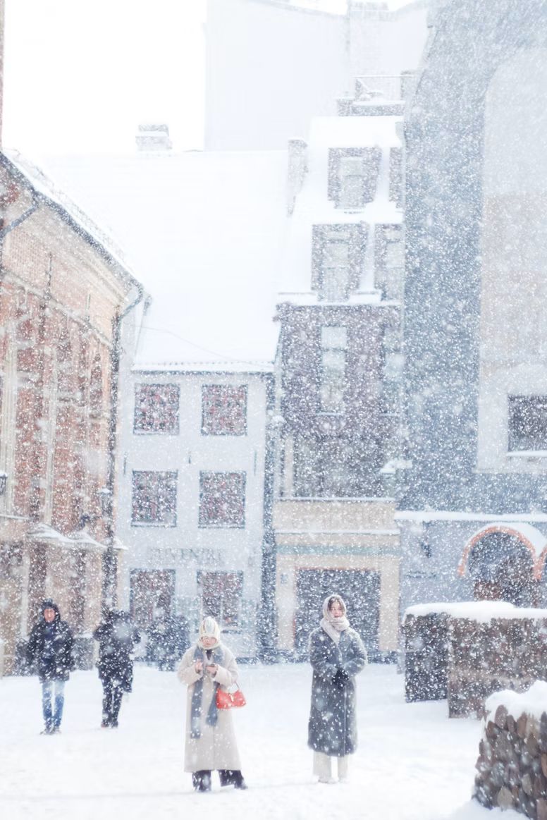 Dichter Schneefall vor alten Fassaden