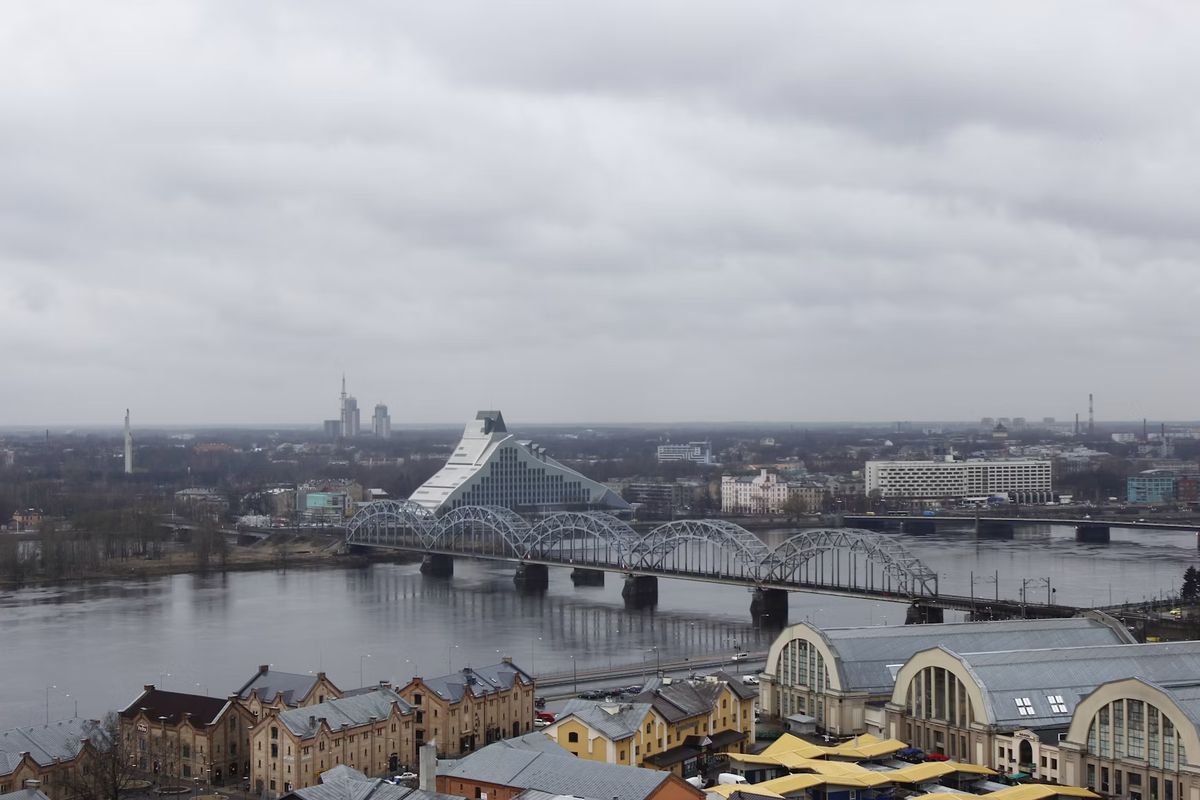 Blick über die Daugava mit der Nationalbibliothek am linken Ufer und den Hallen des Zentralmarkts